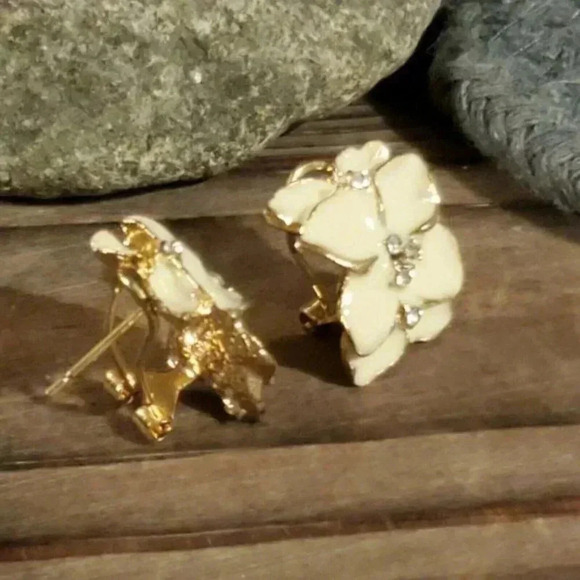 Winter White Glossy Enamel Tropical Flowers Austrian Crystal Gold Tone Earrings - Picture 7 of 8